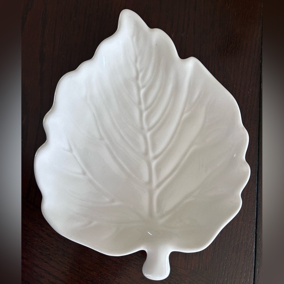 Lot of 2 Leaf Shaped Ceramic Plates or Jewelry Dish. Simply Gorgeous! - Picture 2 of 6